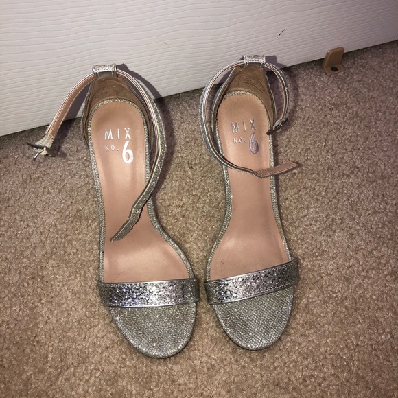 SILVER HEELS - Picture 3 of 5